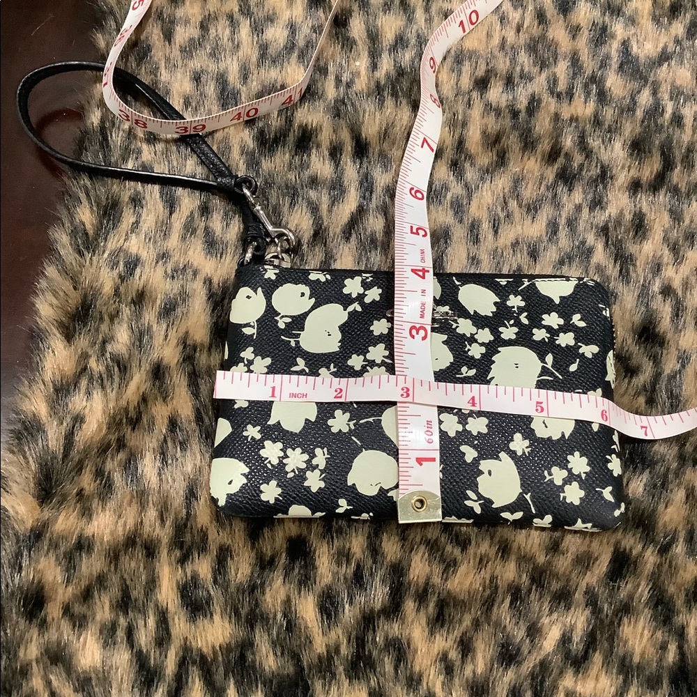 COACH FLORAL WRISTLET - Picture 3 of 10